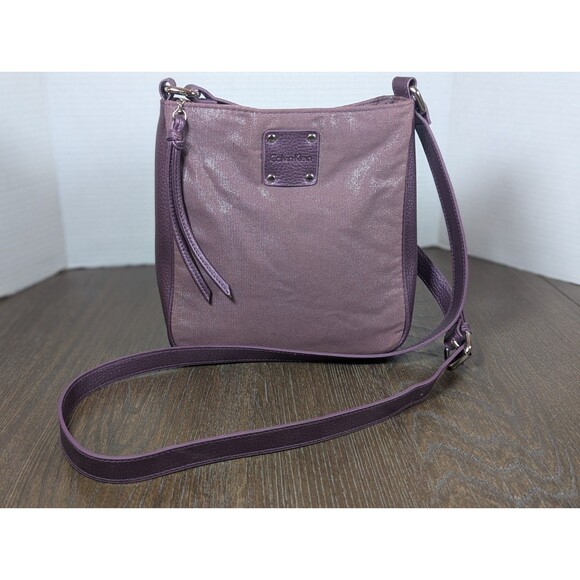 CALVIN KLEIN Messenger Crossbody Bag Metallic Plum Fabric Leather Zip Closure - Picture 1 of 8